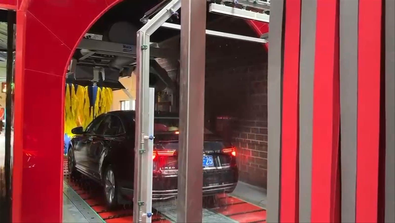 Conveyor tunnel carwash